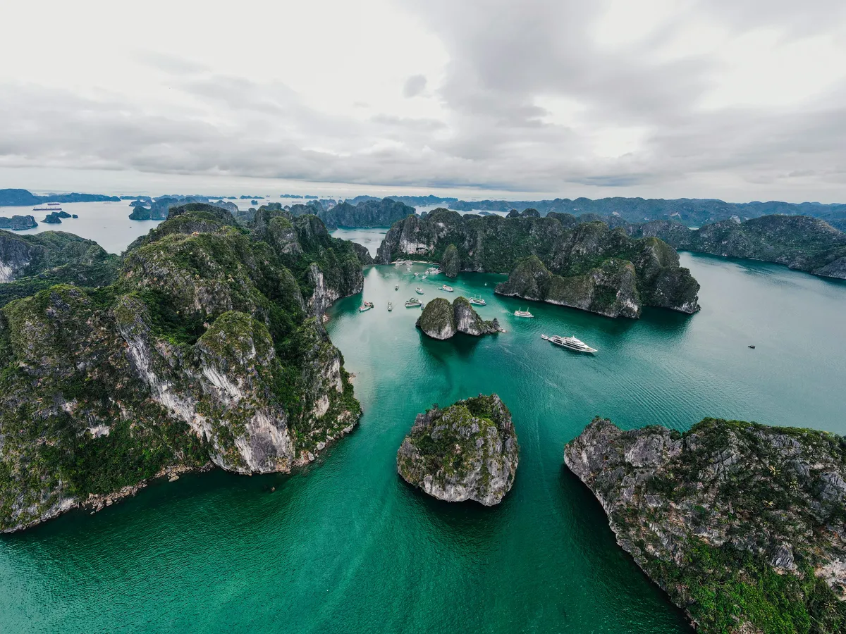 Kalksteininseln und Boote in der Ha-Long-Bucht in Vietnam