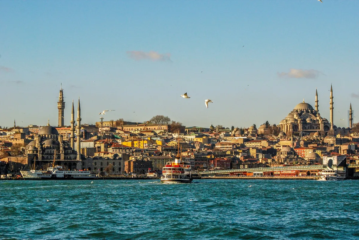 Fähre auf dem Bosporus vor der Altstadt von Istanbul mit Moscheen und Minaretten in Eminönü