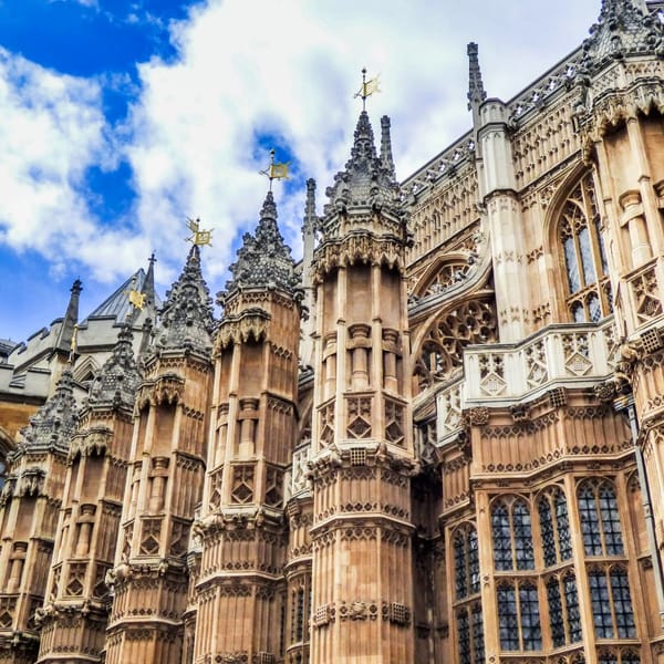 Best eSIM Options for Traveling to the United Kingdom in 2025