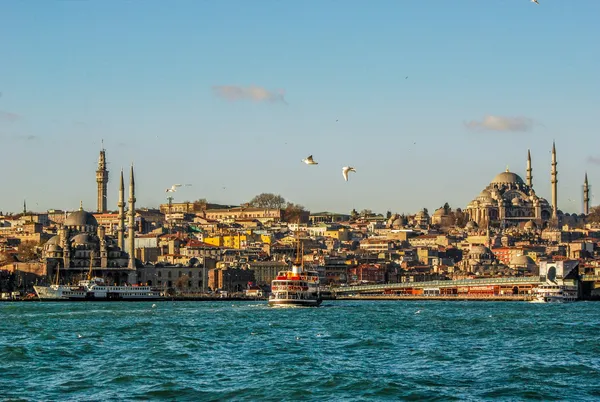 Fähre auf dem Bosporus vor der Altstadt von Istanbul mit Moscheen und Minaretten in Eminönü
